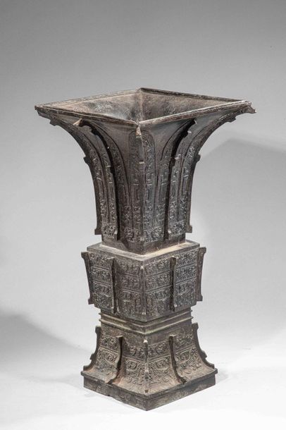 null Vase Gu archaïsant de forme quadrangulaire décoré de motifs de leiwens, palmettes...