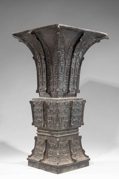 null Vase Gu archaïsant de forme quadrangulaire décoré de motifs de leiwens, palmettes...