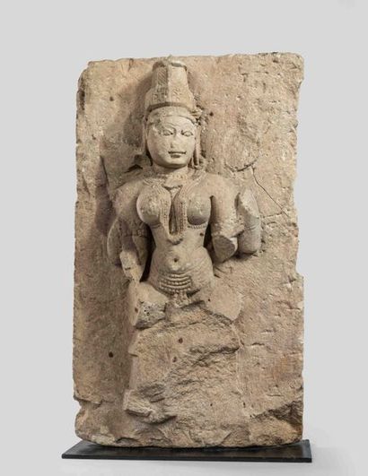 null Haut-relief de temple finement ciselé en ronde-bosse du buste de la déesse Lakshmi...