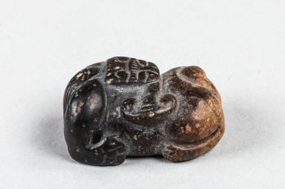 null Chimère lovée. Jade brun. Dynastie des Han. 206 avant à 220 après JC. 4cm
