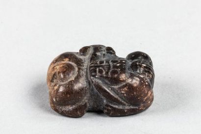 null Chimère lovée. Jade brun. Dynastie des Han. 206 avant à 220 après JC. 4cm
