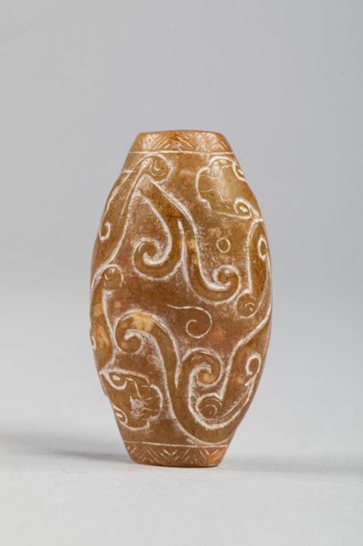 null Perle ovoïde ciselée de chimères affrontées. Jade miel Chine. Style Han. H :...