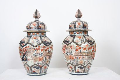 null Importante paire de potiches octogonales en porcelaine Imari. Début 20 ème siècle.H...