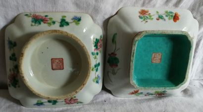 null Paire de petits plats carrés en porcelaine polychrome à 9 motifs floraux dans...