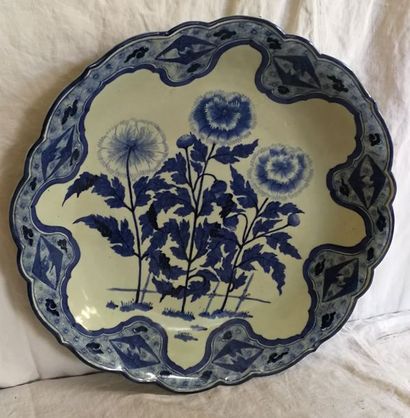 null Important plat polylobé en porcelaine blanc-bleu à motifs de 3 fleurs au naturel....