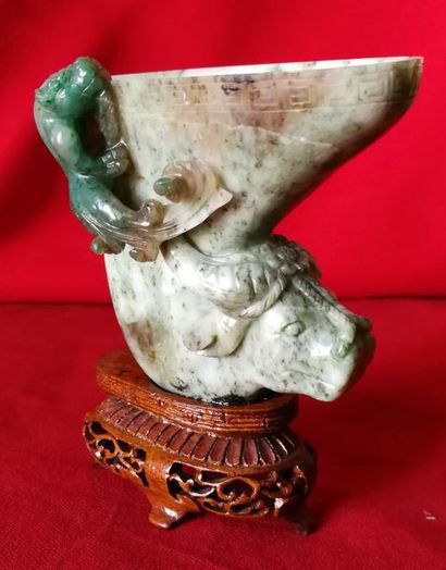 null Vase rython en pierre dure en forme de tête de buffle surmontée d'une chimère....