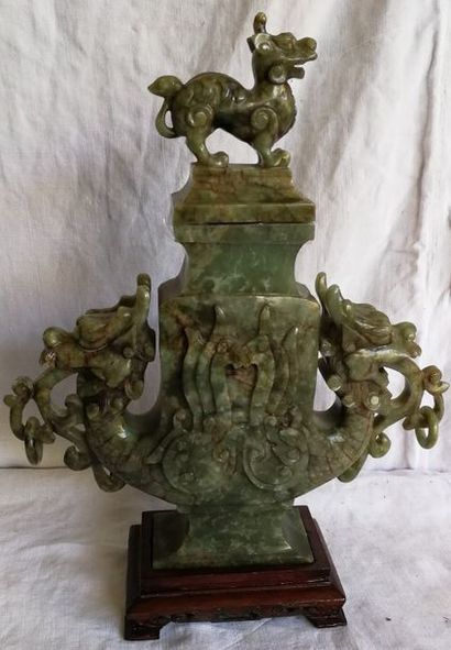 null Grand vase couvert en pierre dure sculptée à deux anses à têtes de dragons,...