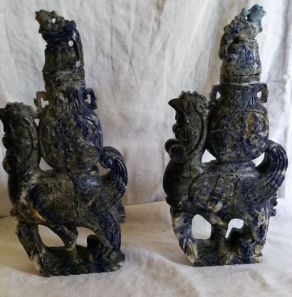 null Paire de vases couverts en pierre dure bleue scultée en forme de coqs stylisées....