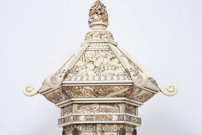 null Reliquaire pagode à quatre vantaux ouvrant sur un autel Bouddhique, finement...