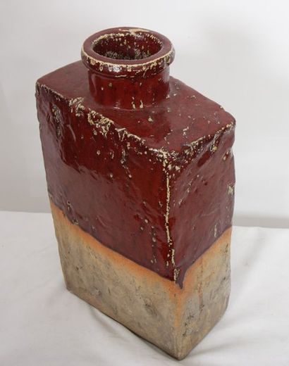 null Important vase en céramique de forme rectangulaire, rouge sang de boeuf et en...