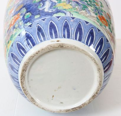 null Vase balustre en porcelaine, décoré en émaux polychromes sur la couverte d'un...