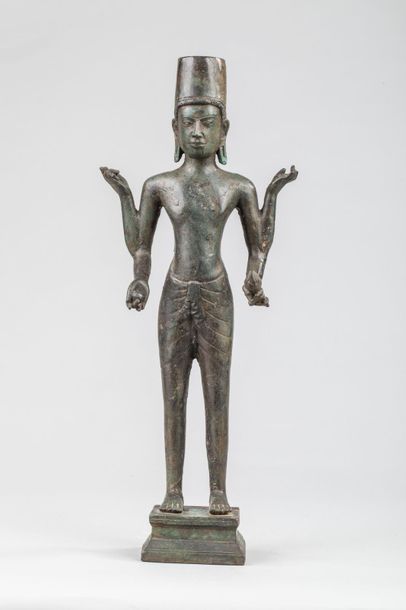 null Vishnu debout vêtu d'un sampot court et coiffé d'une mitre cylindrique. Bronze....