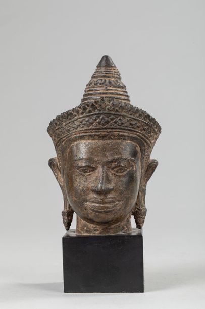 null Tête de Buddha coiffée d'un diadème surmonté d'un ushnisha conique et paré de...