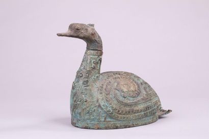 null Canard finement ciselé de motifs archaïques. Bronze à patine verte. Chine. Dynastie...