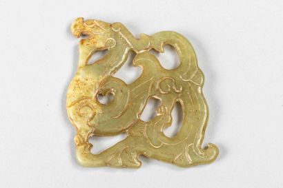 null Ornement de parure en forme de dragons archaïsants. Jade vert céladon. Chine....