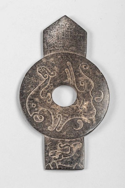 null Symbole archaïsant : combinaison d'un disque Bi et tablette ciselé d'une chimère...