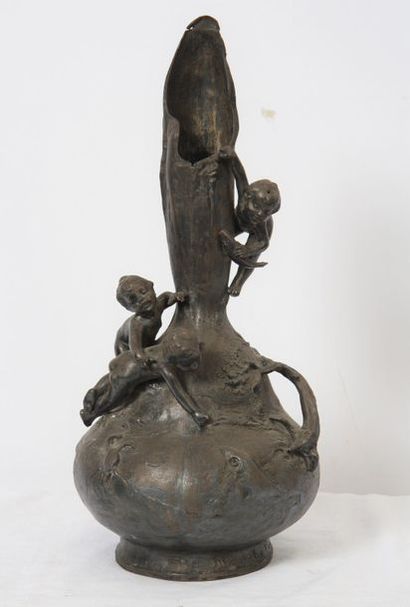 null VASE EN ETAIN 1900 "AUX PUTTO PECHEURS" DE MANCHE

En étain, décoré sur la panse...