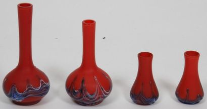 null ENSEMBLE DE QUATRE VASES SOLIFLORE EN PATE DE VERRE 

A fond rouge.

Epoque...