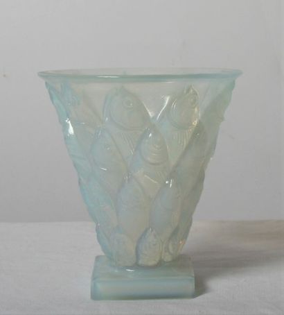 null VASE EN VERRE MOULE "AUX POISSONS" DE SABINO

En verre moulé pressé, eposant...