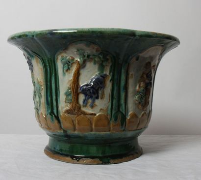 null CACHE POT EN BARBOTINE XIXè

En barbotine polychrome, à motifs de pampres de...