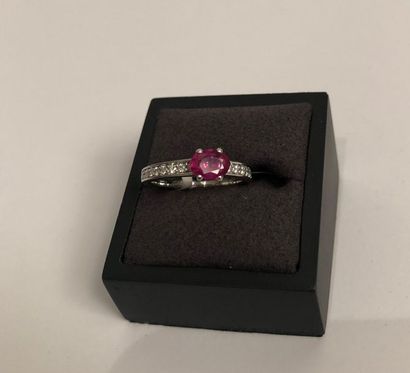 null BAGUE RUBIS 0,90 CT - 6,5 X 5 MM ET DIAMANTS 0,2 CT 

Centrée d'un rubis et...