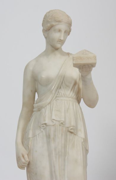 null MARBRE « JEUNE FEMME A L’ANTIQUE AU COFFRET » XIXè

En marbre blanc statuaire...