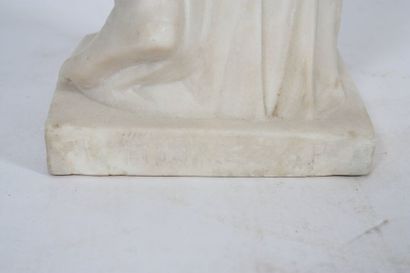 null MARBRE « JEUNE FEMME A L’ANTIQUE AU COFFRET » XIXè

En marbre blanc statuaire...