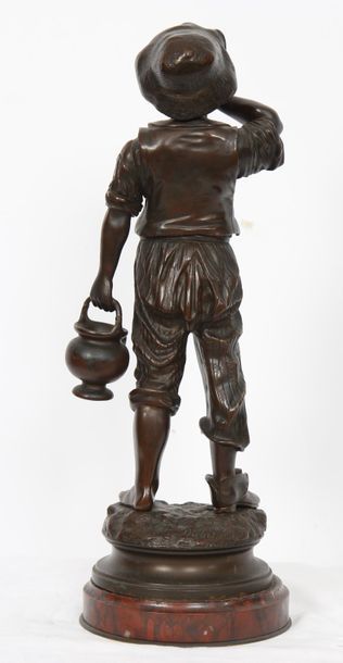 null BRONZE "LE PETIT PORTEUR D'EAU" DE PAUL DUBOIS (1829-1905)

En bronze patiné,...