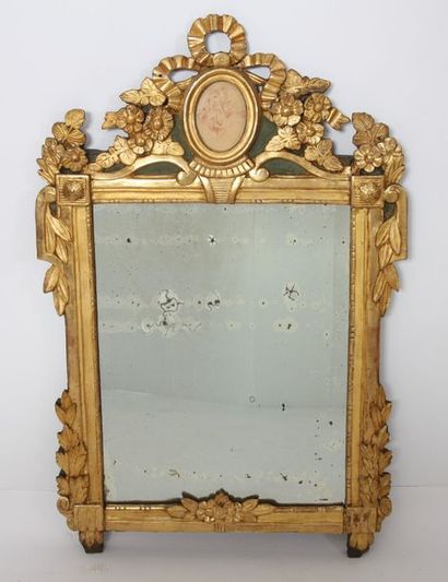 null MIROIR EN BOIS DORE ET LAQUE LOUIS XVI

En bois sculpté et doré, à fond vert.

Frontont...