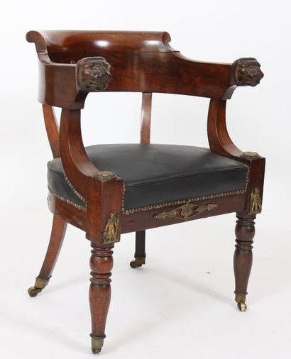 null TRES JOLI FAUTEUIL DE BUREAU EN ACAJOU ATTR. A JACOB

En acajou et placage d'acajou,de...