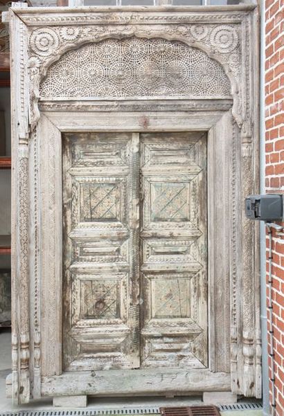 null IMPORTANTE PORTE DE PALAIS INDIEN

En teck, mouluré et scupté, ouvrant à deux...