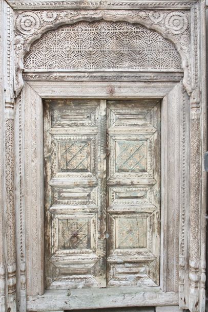 null IMPORTANTE PORTE DE PALAIS INDIEN

En teck, mouluré et scupté, ouvrant à deux...