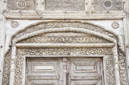 null IMPORTANTE PORTE DE PALAIS INDIEN

En teck, mouluré et scupté, ouvrant à deux...