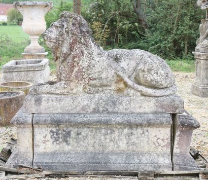 null PAIRE DE "LIONS COUCHES" SUR SOCLES

En pierre reconstituée ancienne.

Etat...