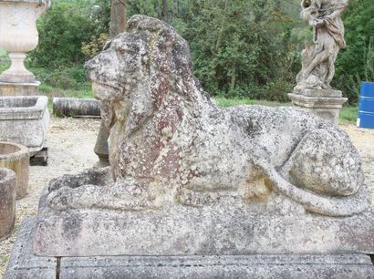 null PAIRE DE "LIONS COUCHES" SUR SOCLES

En pierre reconstituée ancienne.

Etat...
