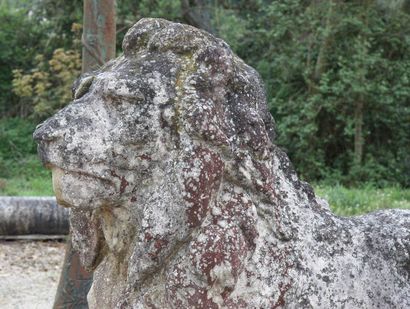 null PAIRE DE "LIONS COUCHES" SUR SOCLES

En pierre reconstituée ancienne.

Etat...