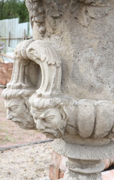 null PAIRE DE VASES MEDICIS "AUX FEUILLES DE VIGNE" SUR SOCLES

En pierre reconstituée...