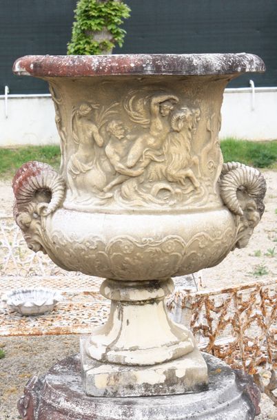 null PAIRE DE VASES MEDICIS "AUX TETES DE BELIERS"

En pierre reconstituée ancienne.

Etat...