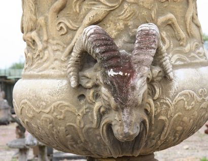 null PAIRE DE VASES MEDICIS "AUX TETES DE BELIERS"

En pierre reconstituée ancienne.

Etat...