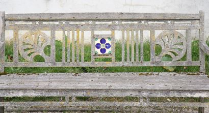 null BANC DE JARDIN EN BOIS

En bois à dossier ajouré orné d'un motif floral en faience.

Etat...