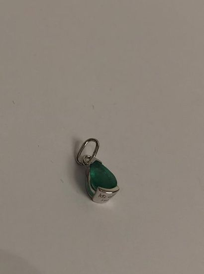 null PENDENTIF POIRE EMERAUDE 0,60 CT 

Poids or : 0,9 g