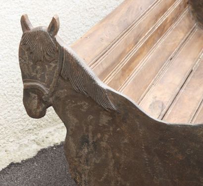 null BANC DE JARDIN "AUX CHEVAUX"

A cotés en fonte figurant deux chevaux, à assise...