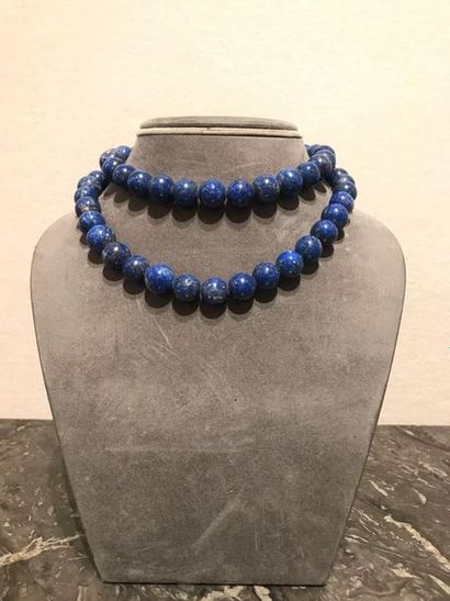 null COLLIER DE PERLES EN LAPIS LAZULI

Perles en lapis lazuli massif D : 1,5 cm.

Collier...