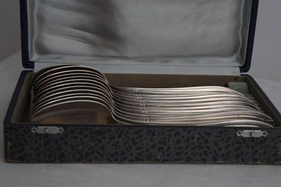 null 12 GRANDS COUVETS ART DECO

En métal argenté, comprenant de 12 grandes fourchettes...