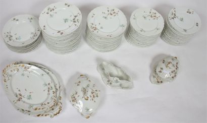 null PARTIE DE SERVICE DE TABLE " AUX BLEUETS" EN PORCELAINE DE LIMOGES 94 PIECES

Composée...