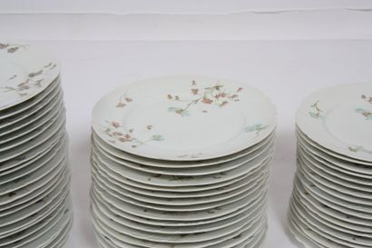 null PARTIE DE SERVICE DE TABLE " AUX BLEUETS" EN PORCELAINE DE LIMOGES 94 PIECES

Composée...