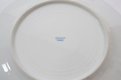 null PARTIE DE SERVICE DE TABLE "BLANC ET OR" EN PORCELAINE DE LIMOGES 71 PIECES

En...