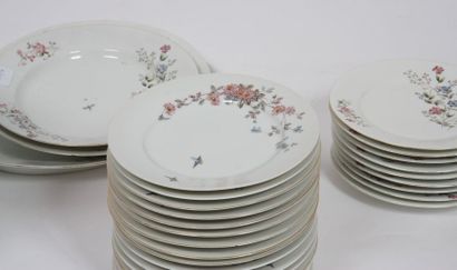 null PARTIE DE SERVICE DE TABLE "AUX FLEURS DES CHAMPS" EN PORCELAINE 63 PIECES

Composée...