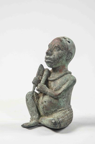 null Bronze « PERSONNAGE ASSIS » IFE NIGERIA 1700 Circa 		

H : 14 cm