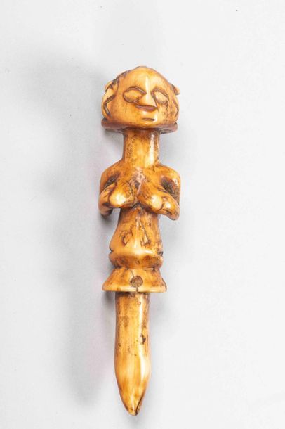 null Figurine. Ivoire LUBA-SHANKADI - ex Congo belge avant 1940			

H :15 cm